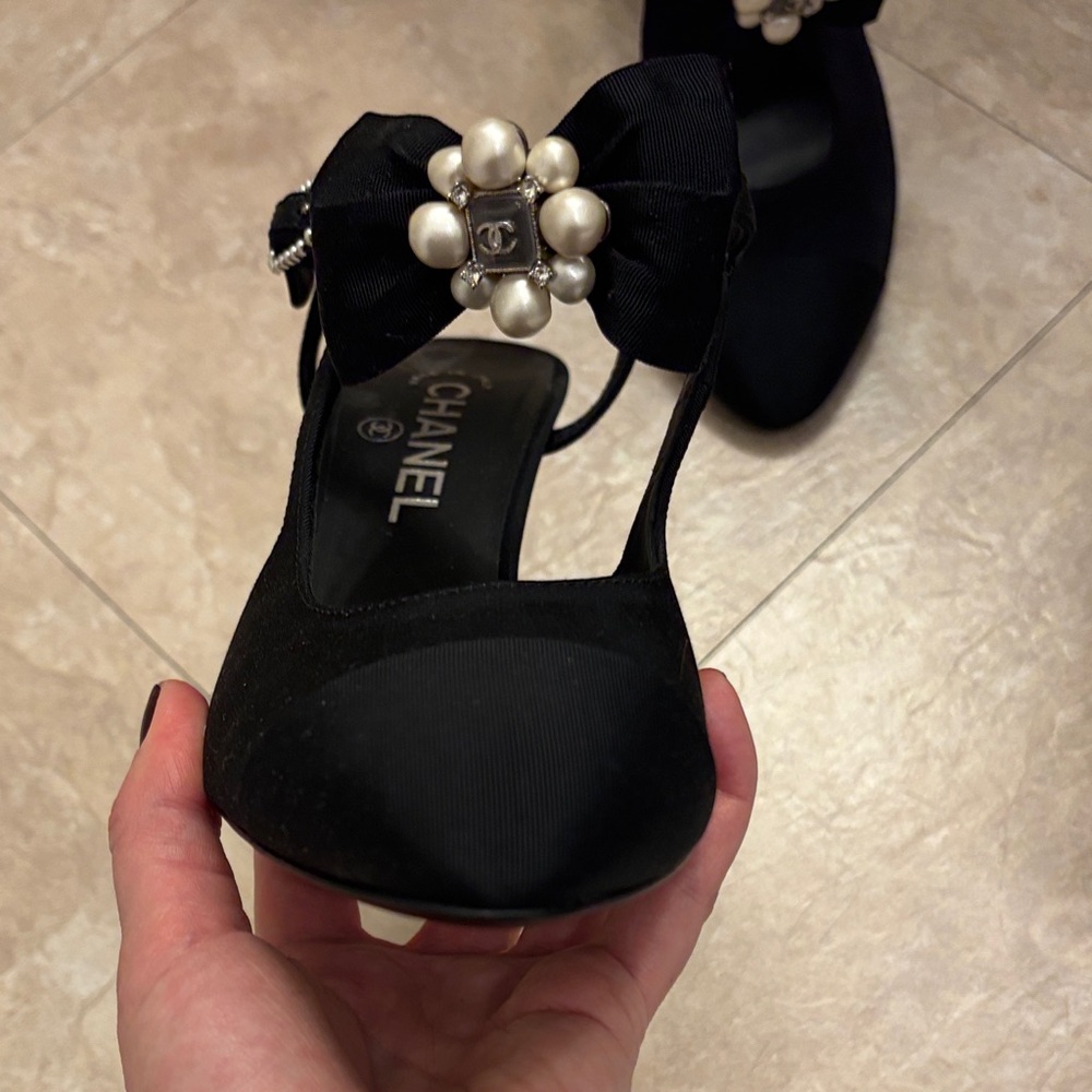 CHANEL Black Bow Heels with Pearl Cluster Accent - Picture 3 of 9